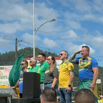 Publicação de Jair Franzner sobre Flávio Bolsonaro em 17/10/2026