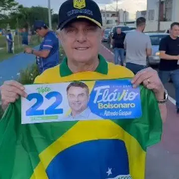 Publicação de Adelmo sobre Flávio Bolsonaro em 16/10/2026