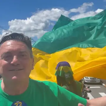 Publicação de Adriano Zimmermann sobre Flávio Bolsonaro em 17/10/2026