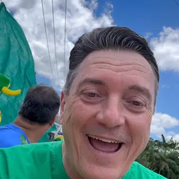 Publicação de Adriano Zimmermann sobre Flávio Bolsonaro em 17/10/2026
