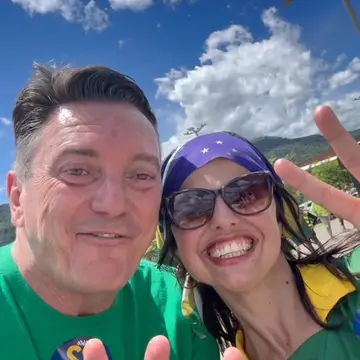 Publicação de Adriano Zimmermann sobre Flávio Bolsonaro em 17/10/2026