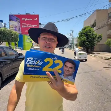 Publicação de Claudio Ferreira sobre Flávio Bolsonaro em 20/10/2026