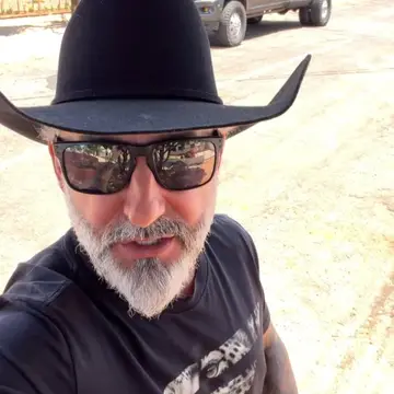 Publicação de Juliano Ferro sobre Flávio Bolsonaro em 18/10/2026