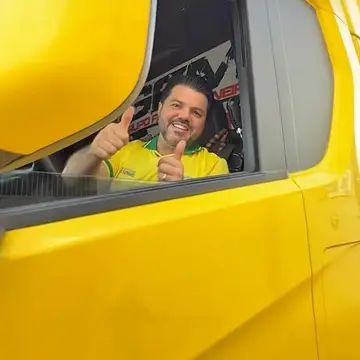 Publicação de Marcio Correa sobre Flávio Bolsonaro em 17/10/2026