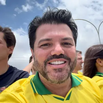 Publicação de Marcio Correa sobre Flávio Bolsonaro em 17/10/2026
