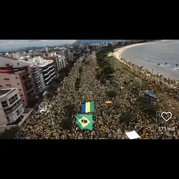Publicação de Marcio Correa sobre Flávio Bolsonaro em 17/10/2026
