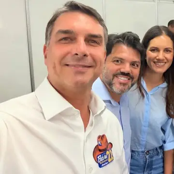 Publicação de Marcio Correa sobre Flávio Bolsonaro em 18/10/2026