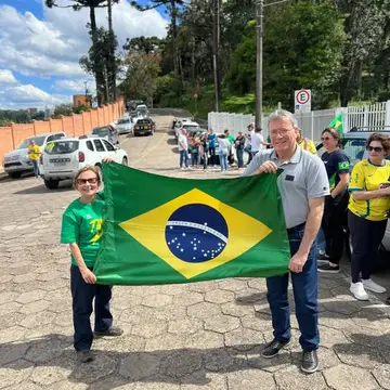 Publicação de Tomazini sobre Flávio Bolsonaro em 17/10/2026