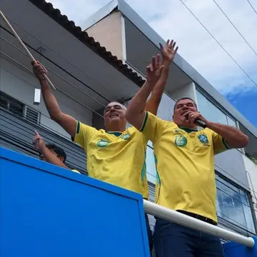 Publicação de Nel sobre Flávio Bolsonaro em 17/10/2026