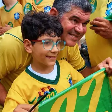 Publicação de Nel sobre Flávio Bolsonaro em 18/10/2026