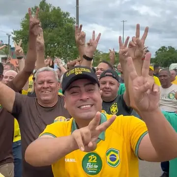 Publicação de Bernard Tavares sobre Flávio Bolsonaro em 17/10/2026