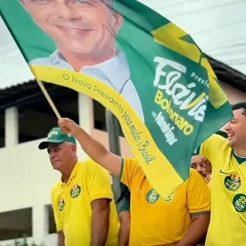 Publicação de Bernard Tavares sobre Flávio Bolsonaro em 17/10/2026