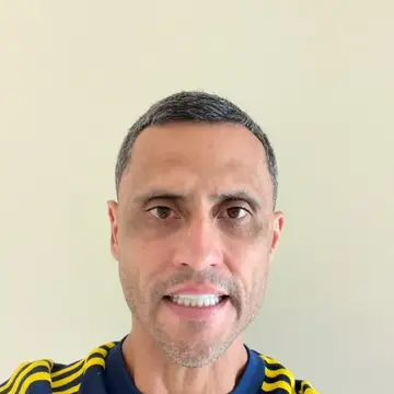 Publicação de Gleidson Azevedo sobre Flávio Bolsonaro em 17/10/2026