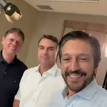 Publicação de Ricardo Nunes sobre Flávio Bolsonaro em 17/10/2026