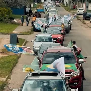 Publicação de Douglas Martello sobre Flávio Bolsonaro em 17/10/2026