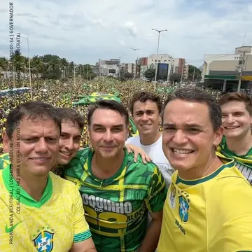 Publicação de Lorenzo Pazolini sobre Flávio Bolsonaro em 17/10/2026