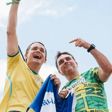 Publicação de Lorenzo Pazolini sobre Flávio Bolsonaro em 17/10/2026