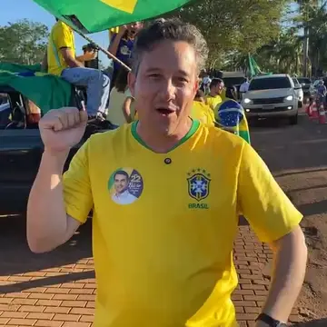 Publicação de Paleari sobre Flávio Bolsonaro em 18/10/2026