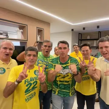 Publicação de Zé Cocá sobre Flávio Bolsonaro em 17/10/2026