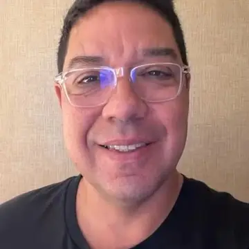 Publicação de Carlos Augusto sobre Flávio Bolsonaro em 18/10/2026