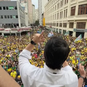 Publicação de Eduardo Pimentel sobre Flávio Bolsonaro em 17/10/2026