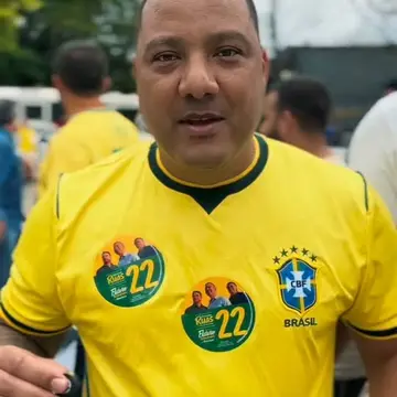 Publicação de Rodrigo Medeiros sobre Flávio Bolsonaro em 18/10/2026