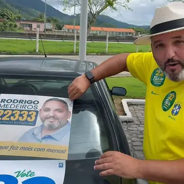 Publicação de Rodrigo Medeiros sobre Flávio Bolsonaro em 18/10/2026