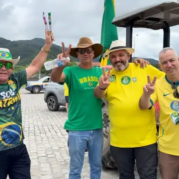 Publicação de Rodrigo Medeiros sobre Flávio Bolsonaro em 18/10/2026