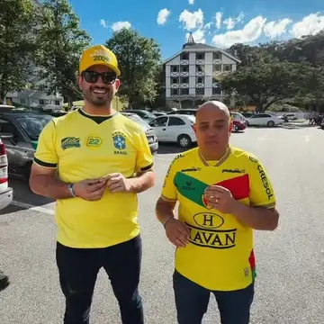 Publicação de Andre Vechi sobre Flávio Bolsonaro em 17/10/2026