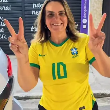 Publicação de Sheila Lemos sobre Flávio Bolsonaro em 17/10/2026