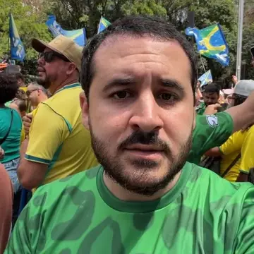 Publicação de Lucas Sanches sobre Flávio Bolsonaro em 18/10/2026
