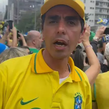 Publicação de Adeildo Nogueira sobre Flávio Bolsonaro em 18/10/2026