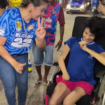 Publicação de Jussara Sales sobre Flávio Bolsonaro em 18/10/2026
