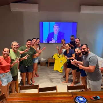Publicação de Geane Vincler sobre Flávio Bolsonaro em 16/10/2026