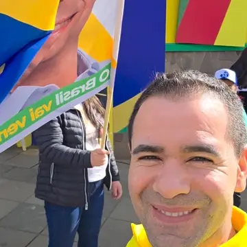 Publicação de Andrezinho sobre Flávio Bolsonaro em 17/10/2026