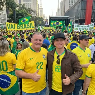 Publicação de Hector Alvares sobre Flávio Bolsonaro em 18/10/2026