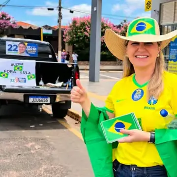 Publicação de Gi Franzotti sobre Flávio Bolsonaro em 17/10/2026