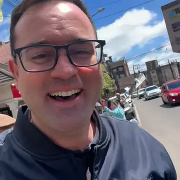 Publicação de Diogo Siqueira sobre Flávio Bolsonaro em 17/10/2026