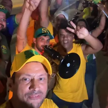 Publicação de Léo Pelanca sobre Flávio Bolsonaro em 17/10/2026