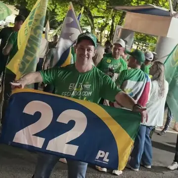 Publicação de Mainardi sobre Flávio Bolsonaro em 17/10/2026