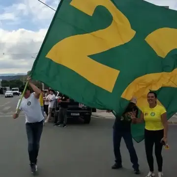 Publicação de Inho sobre Flávio Bolsonaro em 17/10/2026