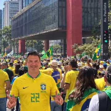 Publicação de Tiago Dalperio sobre Flávio Bolsonaro em 18/10/2026
