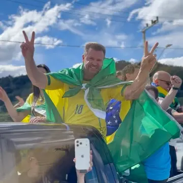 Publicação de Geison Kurtz sobre Flávio Bolsonaro em 18/10/2026