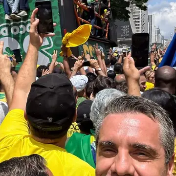 Publicação de Rafael Piovezan sobre Flávio Bolsonaro em 18/10/2026