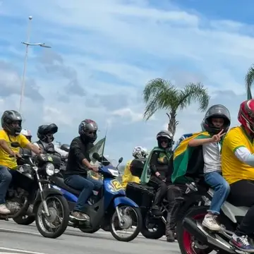 Publicação de Arao Josino sobre Flávio Bolsonaro em 17/10/2026
