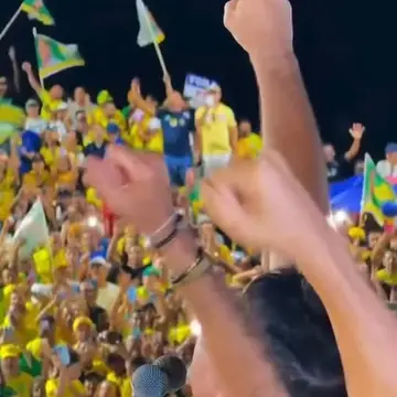 Publicação de Wagner Costa sobre Flávio Bolsonaro em 17/10/2026