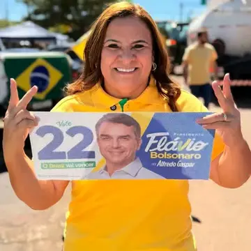 Publicação de Marcia Amaral sobre Flávio Bolsonaro em 17/10/2026