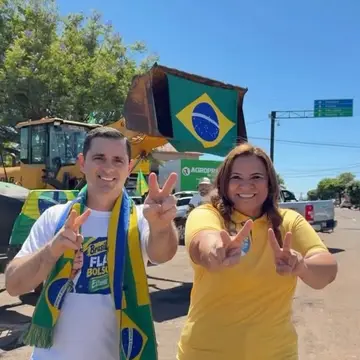Publicação de Marcia Amaral sobre Flávio Bolsonaro em 17/10/2026