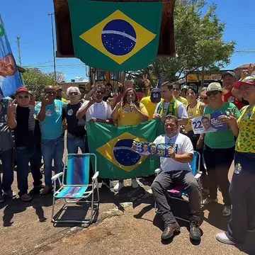 Publicação de Marcia Amaral sobre Flávio Bolsonaro em 17/10/2026