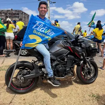 Publicação de Romulo Noronha sobre Flávio Bolsonaro em 18/10/2026